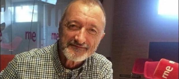 Arturo Pérez-Reverte se ríe de esta decisión podemita Arturo Pérez-Reverte se ríe de esta decisión podemita