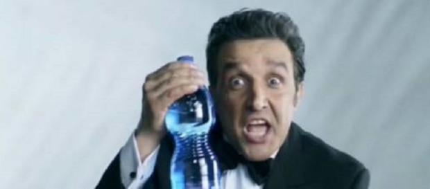 Flavio Insinna in un'immagine dello spot sospeso Flavio Insinna in un'immagine dello spot sospeso
