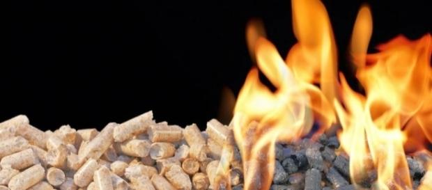 La biomasa es una energía renovable mucho menos contaminante que las energías fósiles La biomasa es una energía renovable mucho menos contaminante que las energías fósiles