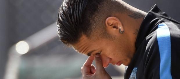 Neymar está muito longe da namorada Neymar está muito longe da namorada