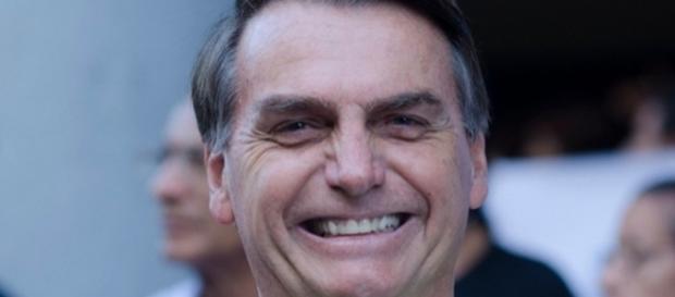 Primeiro candidato de direita a liderar uma pesquisa Primeiro candidato de direita a liderar uma pesquisa
