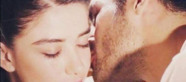 Serkan e Ozge interpreti di Ayaz ed Oyku in Cherry Season. Serkan e Ozge interpreti di Ayaz ed Oyku in Cherry Season.