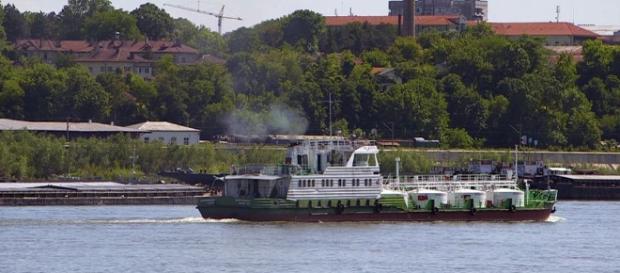 Una nave fluviale da carico del progetto Prominent su un fiume europeo. Una nave fluviale da carico del progetto Prominent su un fiume europeo.
