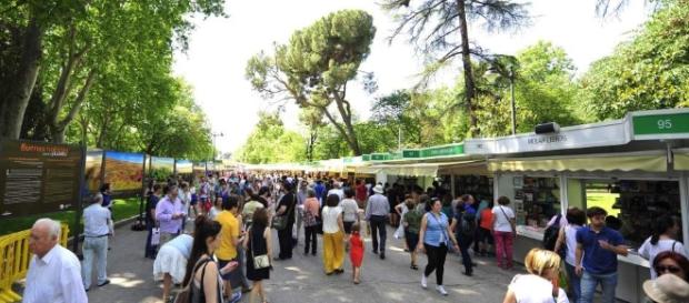 Una youtuber concentra la cola más larga en la Feria del Libro - republica.com Una youtuber concentra la cola más larga en la Feria del Libro - republica.com