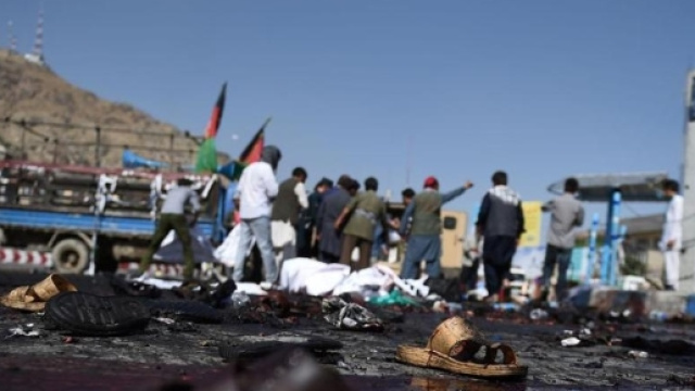 Attentato suicida a Kabul otre 80 morti