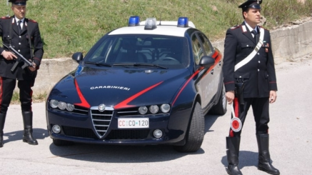 Carabinieri ad un posto di blocco in Sardegna.