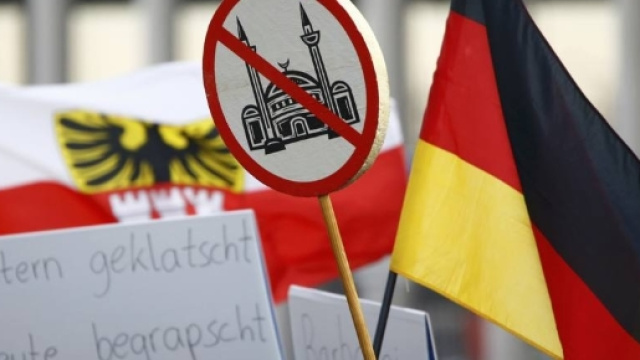 Colonia: in piazza femministe, islamofobi e antirazzisti - Corriere.it - corriere.it