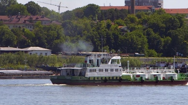 Una nave fluviale da carico del progetto Prominent su un fiume europeo.