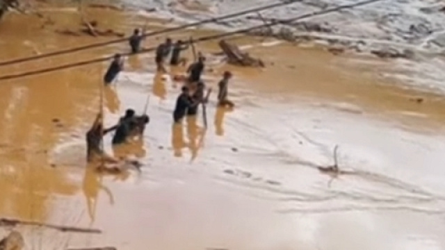 Un'immagine eloquente degli effetti dell'alluvione nello Sri Lanka