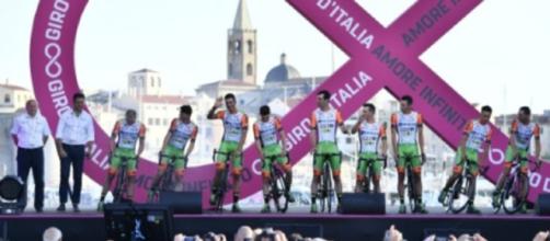 La Bardiani sfila alla presentazione delle squadre del Giro d'Italia