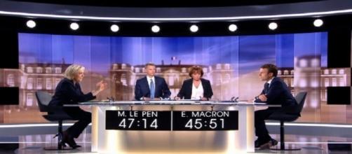 Le plateau du débat présidentiel diffusé sur TF1 et France 2