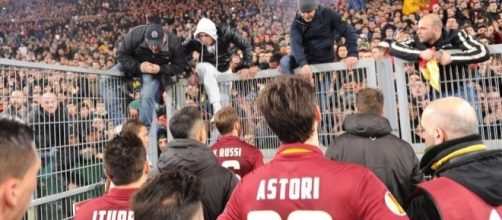 19 marzo 2015, i giocatori della Roma contestati dalla curva Sud dopo la partita persa per 3 a 0 con la Fiorentina