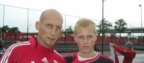 Jaap Stam meets a fan / Photo sourced via Wiki creative commons