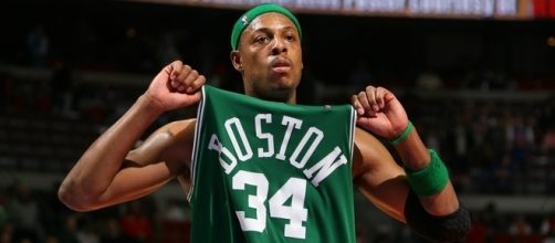 Paul Pierce mostra fiero la sua maglia numero 34 dei Celtics