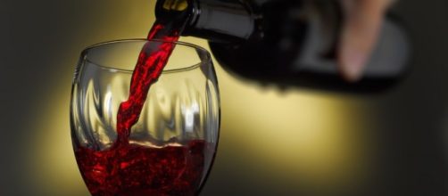 Un bicchiere di vino per proteggere i neuroni