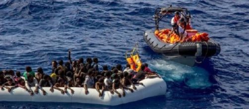 Uno dei tanti gommoni con a bordo migranti soccorsi nel Canale di Sicilia