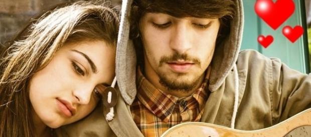 É possível que uma pessoa desperte o interesse amoroso por outra, apenas no primeiro contato É possível que uma pessoa desperte o interesse amoroso por outra, apenas no primeiro contato