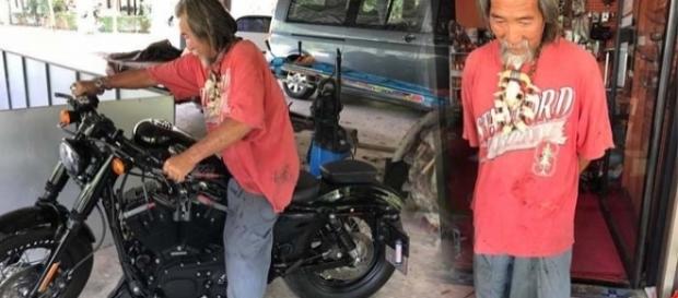Homem deixa vendedores chocados em loja Homem deixa vendedores chocados em loja