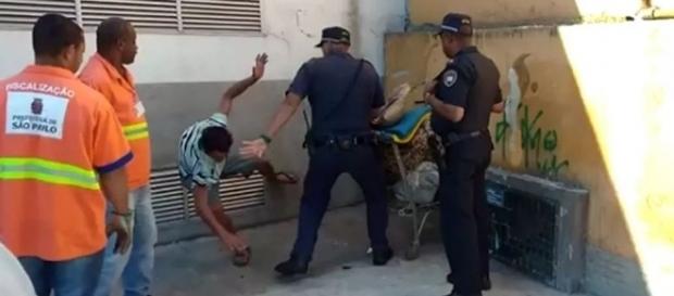 Morador de rua é agredido covardemente por GCM na Zona Sul de São Paulo Morador de rua é agredido covardemente por GCM na Zona Sul de São Paulo