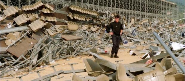 Un policier dans les décombres de la tribune du stade Furiani de Bastia Un policier dans les décombres de la tribune du stade Furiani de Bastia