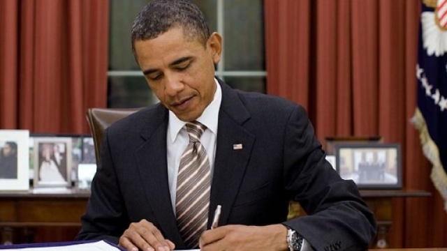 Barack Obama nell'Ufficio Ovale della Casa Bianca. L'ex presidente USA è da sempre attento ai temi ambientali