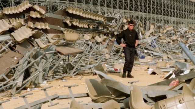 Un policier dans les d&eacute;combres de la tribune du stade Furiani de Bastia