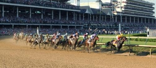 Horse racing fans will enjoy a number of races run from the Kentucky Oaks 2017 schedule. [Image via Blasting News image library/churchilldowns.com]