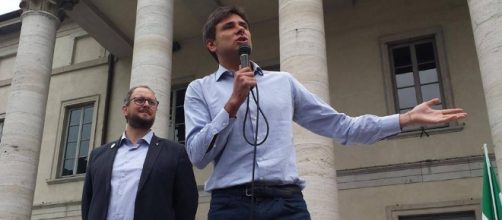 Alessandro Di Battista sul palco di Como insieme al candidato sindaco del Movimento Cinque Stelle, Fabio Aleotti