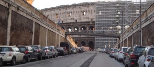 Manichini impiccati di tre calciatori della Roma davanti al Colosseo