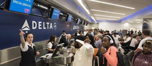 Passengers wait to be ticketed at a Delta Air Lines counter in Fort Lauderdale, Fla (Photo: Dailymail.co.uk)