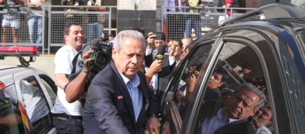 José Dirceu enfrenta protestos ao chegar em sua residência em Brasília José Dirceu enfrenta protestos ao chegar em sua residência em Brasília