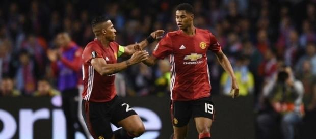 Marcus Rashford (19) festeja con Antonio Valencia, tras anotar en único tanto del juego. (vía twitter - Vision TV). Marcus Rashford (19) festeja con Antonio Valencia, tras anotar en único tanto del juego. (vía twitter - Vision TV).