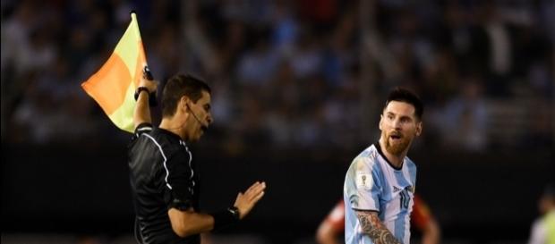 Messi salió "barato" y podrá jugar los restantes partidos eliminatorios con Argentina. Foto: 24horas.cl Messi salió "barato" y podrá jugar los restantes partidos eliminatorios con Argentina. Foto: 24horas.cl