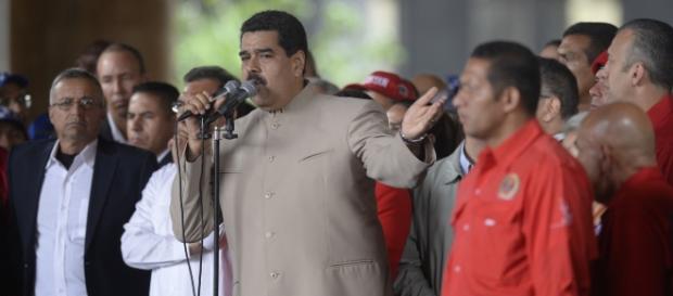 População protesta contra maduro. População protesta contra maduro.