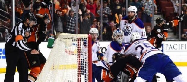 Rackell con sólo 18 segundos quedando en el partido, empató el juego a 3 para Anaheim. NHL.com. Rackell con sólo 18 segundos quedando en el partido, empató el juego a 3 para Anaheim. NHL.com.
