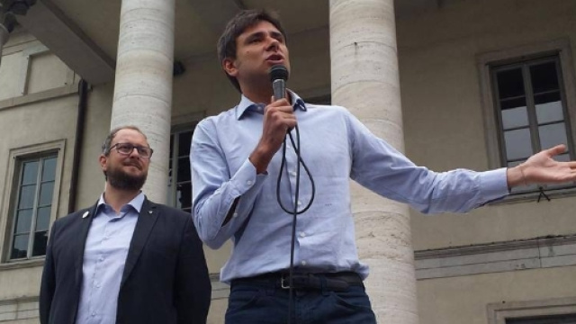 Alessandro Di Battista sul palco di Como insieme al candidato sindaco del Movimento Cinque Stelle, Fabio Aleotti