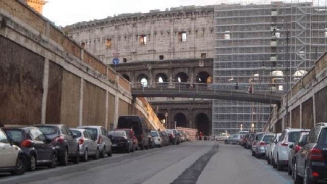 Manichini impiccati di tre calciatori della Roma davanti al Colosseo