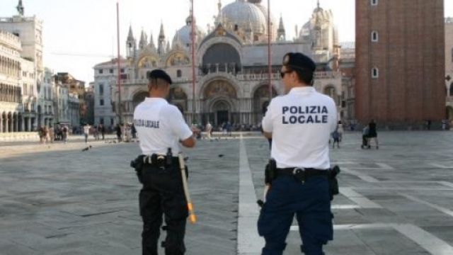 Per diventare agente di polizia locale a Venezia bisogna avere requisiti atletici degni dei super-eroi. Foto: Live Comune di Venezia.