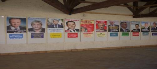 Le 17 avril 2017, affiches de l'élection présidentielle à Aubiet