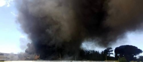 Incendio deposito a Pomezia (via corriere.it)