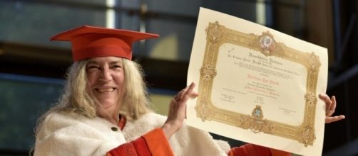 Patti Smith subito dopo la consegna della Laurea Honoris Causa in Lettere Classiche e Moderne (fonte: Università di Parma)