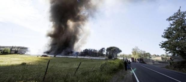 Incendio Pomezia, nube sicuramente tossica (foto: romatoday.it) Incendio Pomezia, nube sicuramente tossica (foto: romatoday.it)