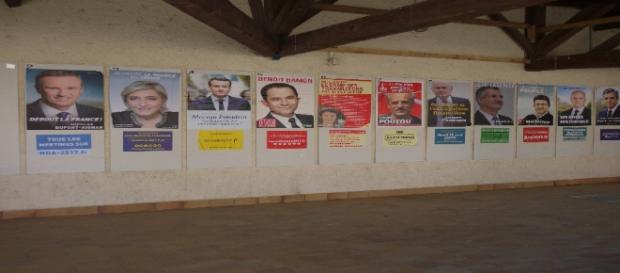 Le 17 avril 2017, affiches de l'élection présidentielle à Aubiet Le 17 avril 2017, affiches de l'élection présidentielle à Aubiet