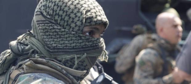 Lenço foi comparado ao acessório que é símbolo nacional palestino Lenço foi comparado ao acessório que é símbolo nacional palestino