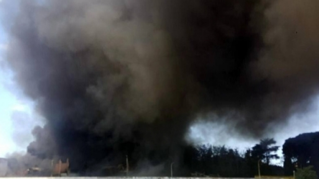 Incendio in un deposito a Pomezia