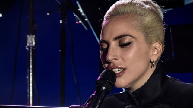 Lady Gaga concert - piano - CC BY