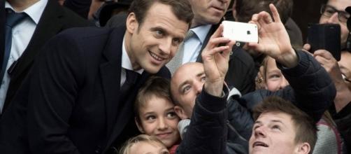 Emmanuel Macron, fotografiándose a la salida de depositar su voto
