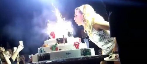 Il momento clou della festa di compleanno: Barbara D'Urso spegne le candeline