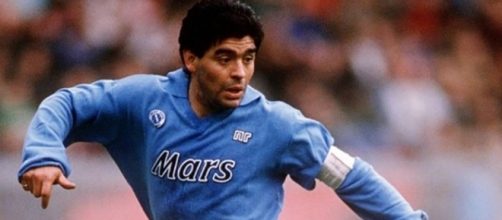In foto un'immagine di Diego Armando Maradona con la maglia del Napoli
