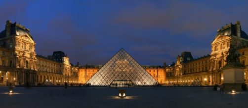 Louvre - 2007 - esplanade CC BY